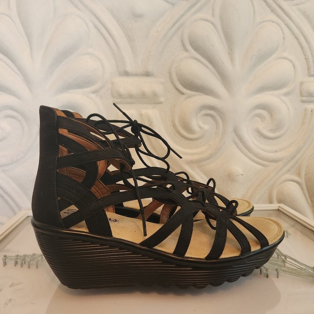 EUC Skechers Black Gladiator Style, Lace Up Wedge Sandals. Size 8.5